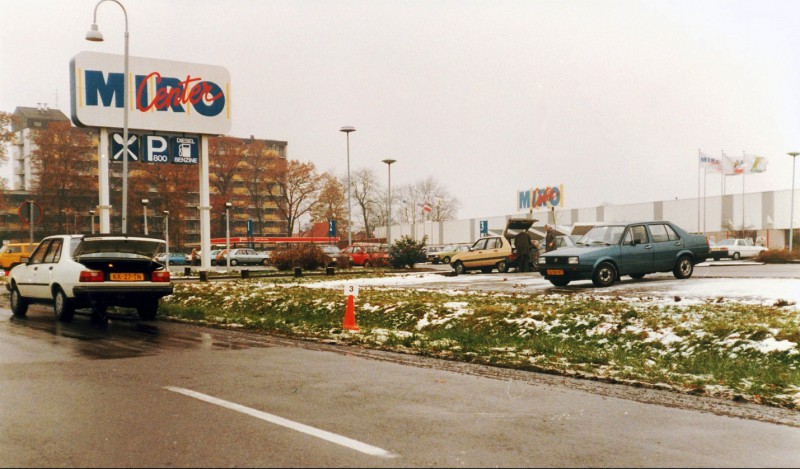 Gronausestraat Miro Center met de parkeerplaats..jpg