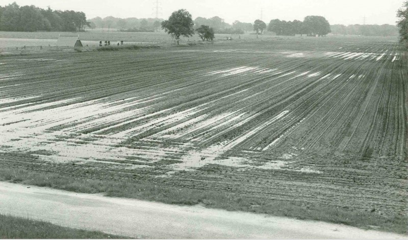 Kwinkelerweg juni 1983 wateroverlast op de akkers.jpg