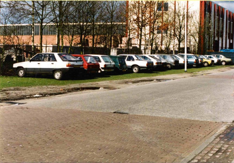 Binnenhaven 1991 Zicht op geparkeerde auto's bij Papiercentrale Twente B.V.jpg