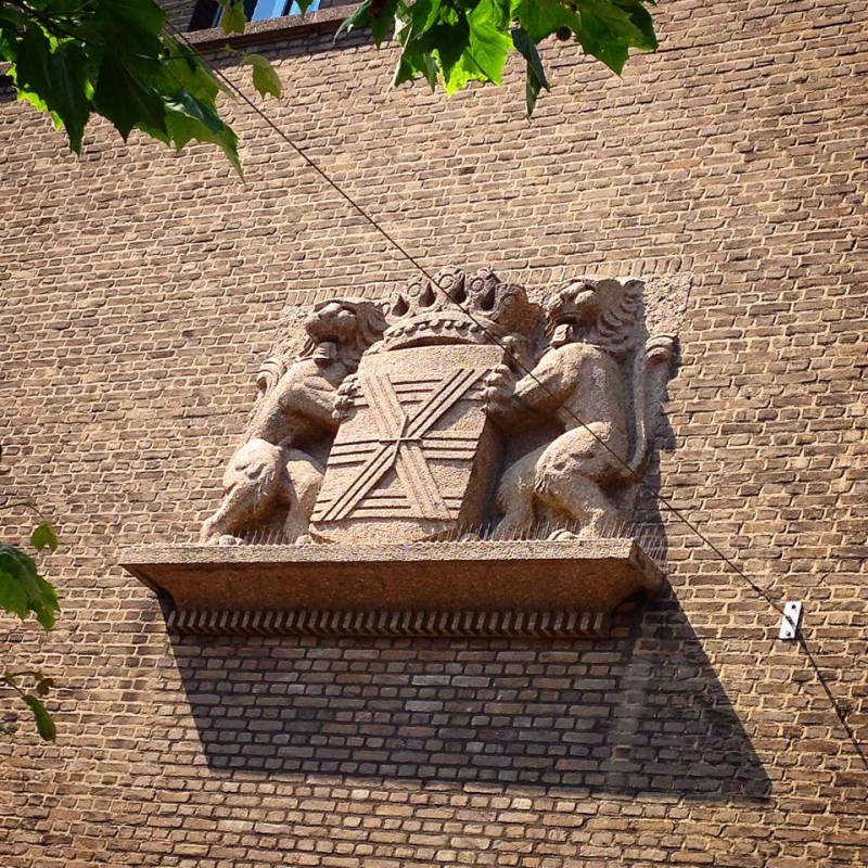 Langestraat stadhuis wapen van Enschede.jpg