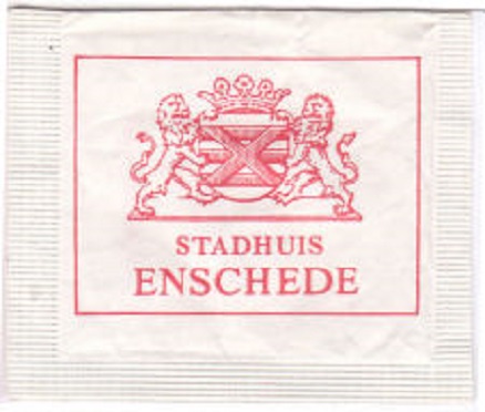 gemeente Enschede stadhuis met stadswapen.jpg