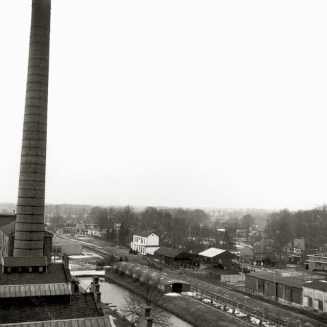 Boekelosestraat Schoorsteen en spoowegemplacement bij de N.V. Boekelosche Stoomblekerij..jpg