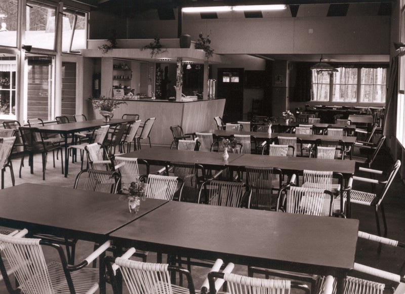 Oude Deldenerweg 20-6-1959 Interieur van kantine van Kampeercentrum Twente, later Camping Twente (2).jpg