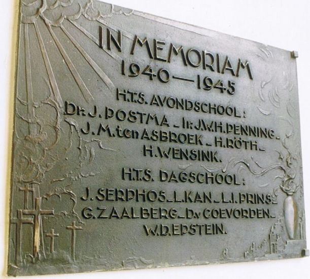 Ariensplein 3 gedenkplaat in de voormalige Hogere Textielschool (foto Frits van Echten).jpg