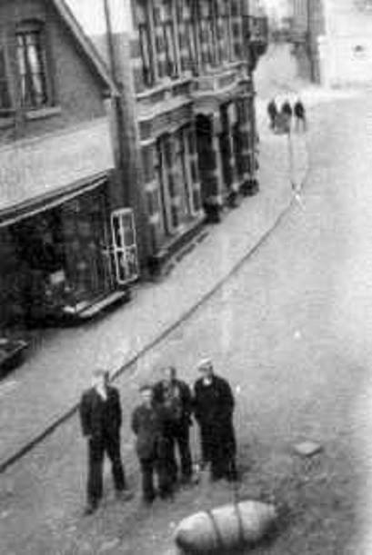 Haaksbergerstraat Brisantbom  Links op de foto het Indutriehotel en op de achtergrond kruispunt de Graaff..jpg
