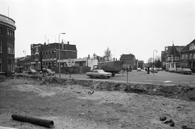 Haaksbergerstraat hoek Koning kantoor JF Scholten links nog net zichtbaar..jpg
