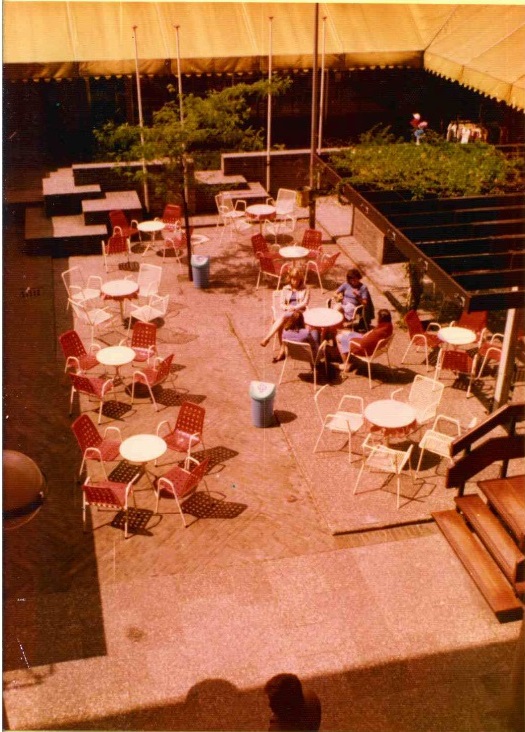 Kalanderstraat juli 1974 Winkelcentrum Klanderij binnenhof met terras.jpg