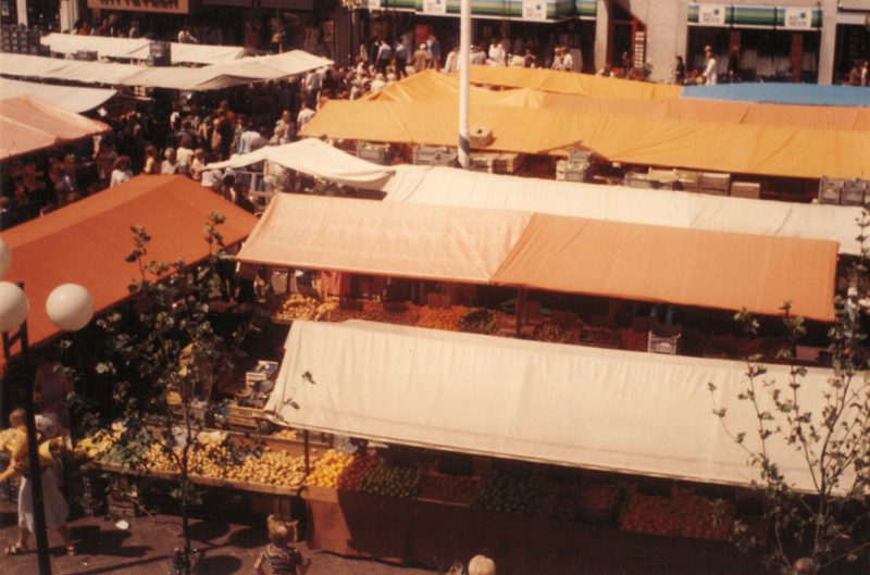 H.J. van Heekplein 1981 Warenmarkt op het Van Heekplein (vanaf MS Mode), vanaf dak winkelcentrum Klanderij.jpg