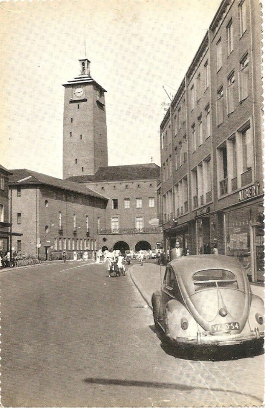 van loenshof 1961 stadhuis, kever, Albert Heijn.jpg
