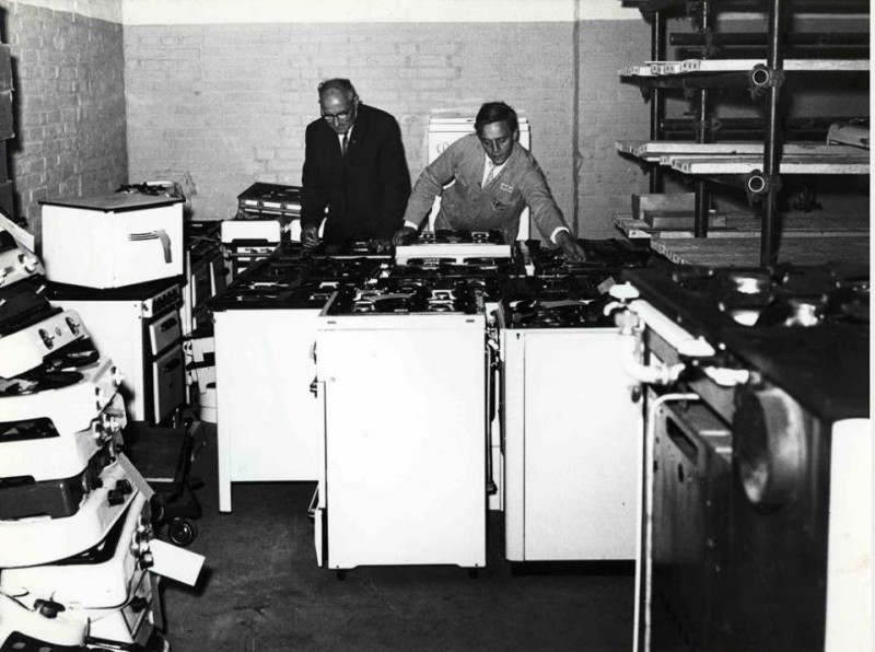 Haaksbergerstraat De Wegwijzer, ombouw van gasfornuizen van stads- op aardgas 1963..jpg