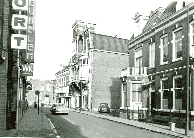 Oldenzaalsestraat met gebouw De Faam 1971.jpg