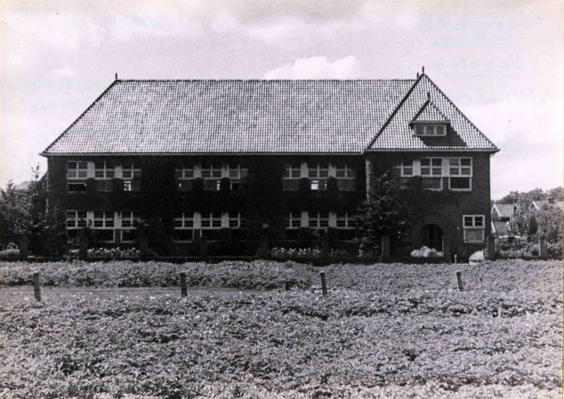 Franklinstraat juli 1943 4e C.V.O.-school, sinds 1953 Koningin Julianaschool genaamd, christelijke lagere school..jpg