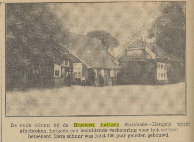 De oude schuur bij de Broeierd, halfweg Enschede—Hengelo wordt afgebroken. Twentsch dagblad Tubantia en Enschedesche courant. Enschede, 25-06-1932.jpg