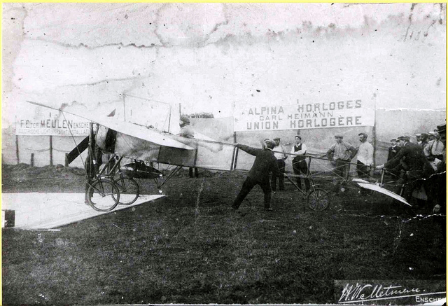Gronausestraat 1910 vliegtuig met Jan Olieslagers op weiland achter de Dommert.jpg