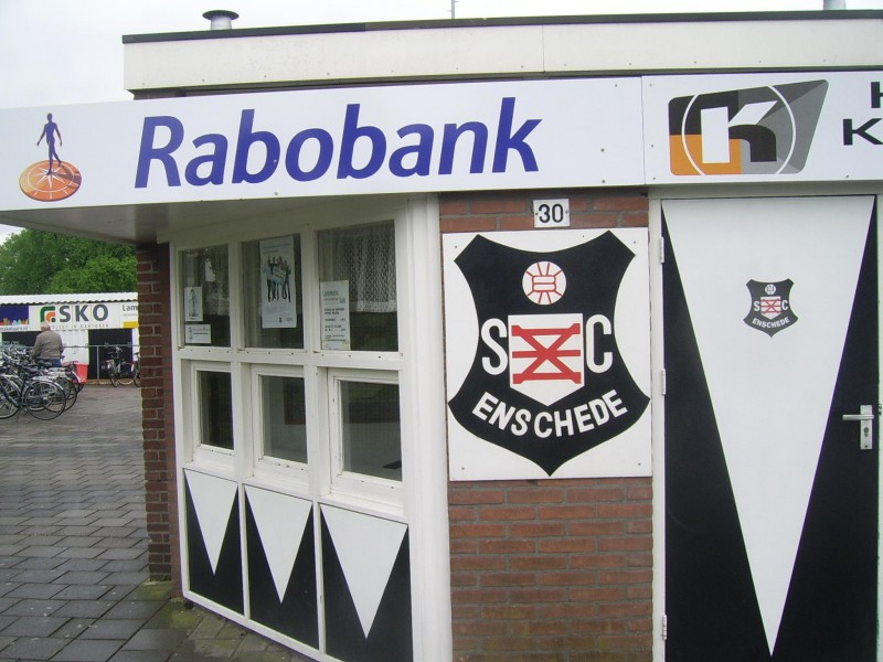 J.J. van Deinselaan gemeentewapen bij ingang voetbalclub Sportclub Enschede.jpg