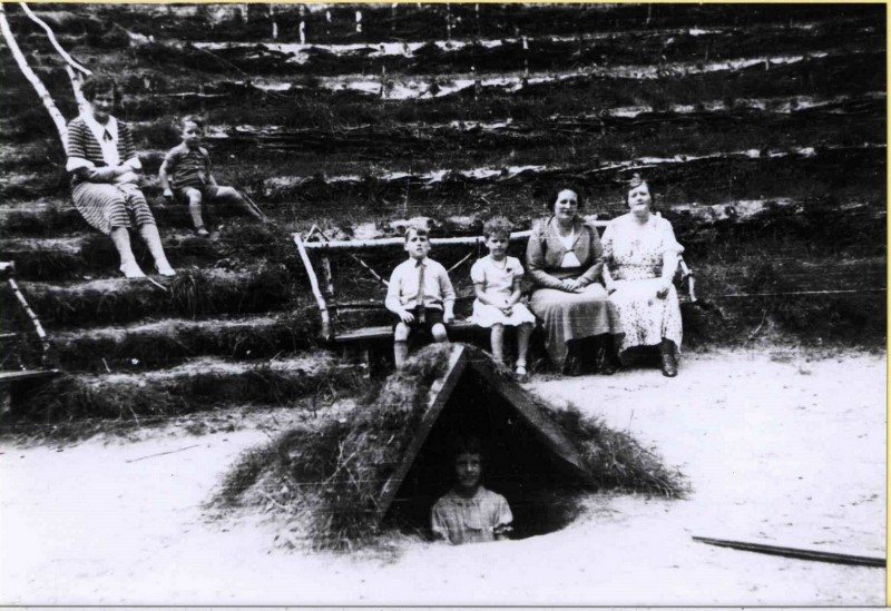 Oude Deventerweg 1946 steenfabriek Smulders kinderen en moeders in Openluchttheater met soufleerhutje.jpg