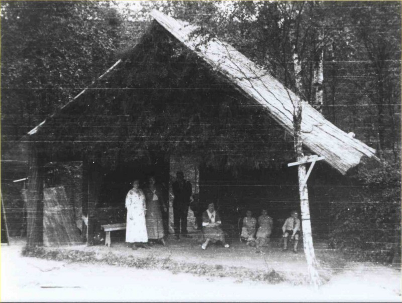 Oude Deventerweg 1946 Mensen in het Openluchttheater bij steenbakkerij Smulders.jpg