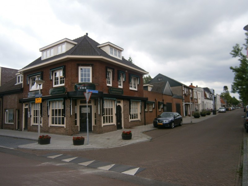 Dr. Bernthemstraat 1a (nu garageboxen vroeger cafetaria).JPG