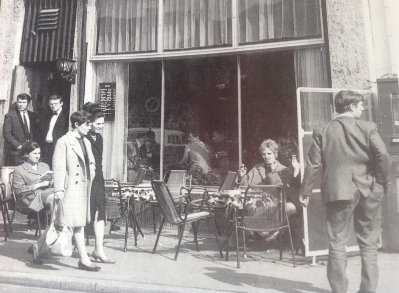 Langestraat  het terras van het Witte Huis in 1967.jpg