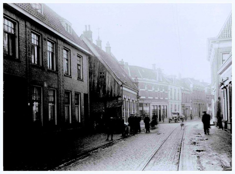 Gronausestraat richting centrum met rechts Elderinkshuis, links nr. 30 W.F.A. Meijer ..jpg