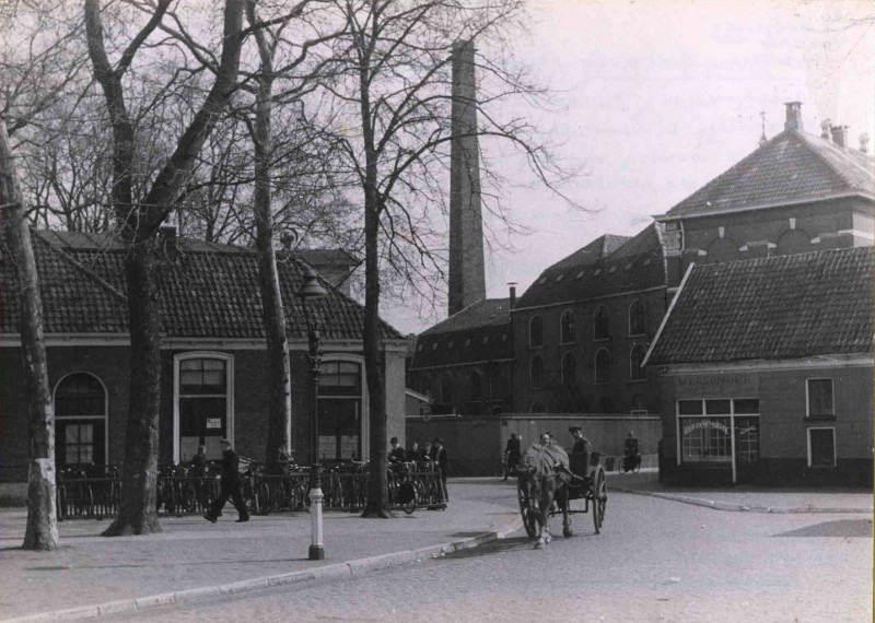 H.J. van Heekplein, driesprong met o.a. Bewaarschool en de 1e school met de Bijbel met rechts poelier W. Lasonder en daarachter de textielfabriek van fa. N.J. Menko NV april 1943.jpg