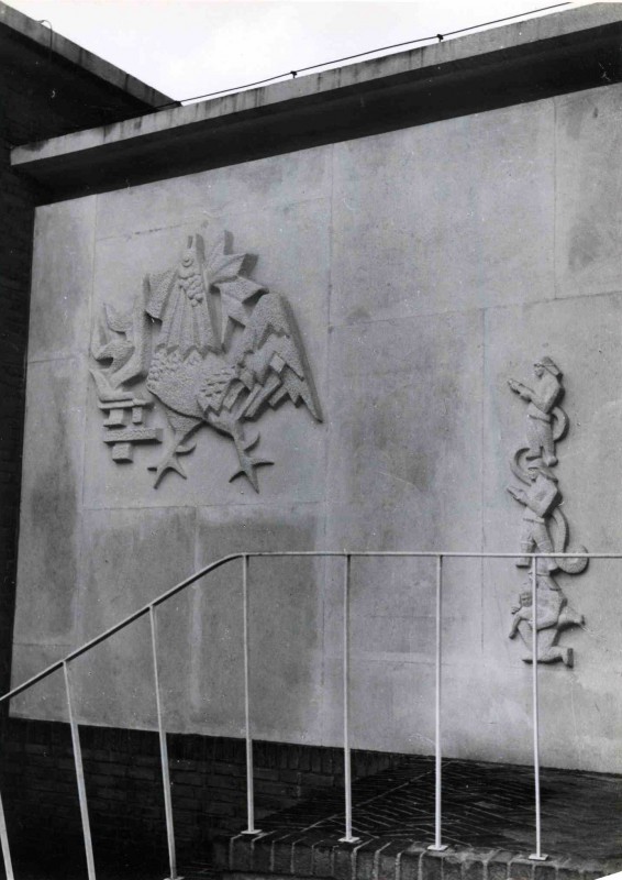 Fonteinplein. Reliëf-beeldhouwwerk in de muur van de brandweerkazerne. Datering 1955.jpg