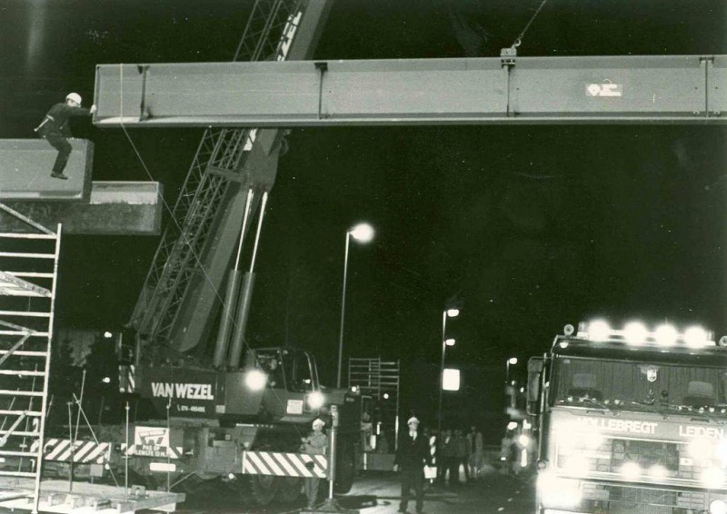 Haaksbergerstraat. Avondopname van de brug van ziekenhuis Ziekenzorg in aanbouw 1989.jpg