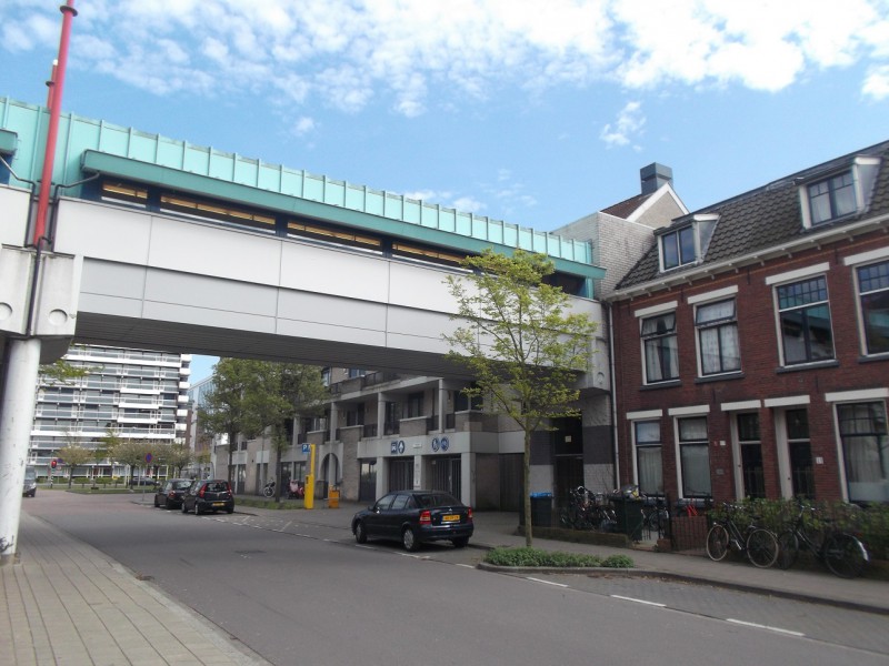 Emmastraat achterkant MST loopbrug.JPG