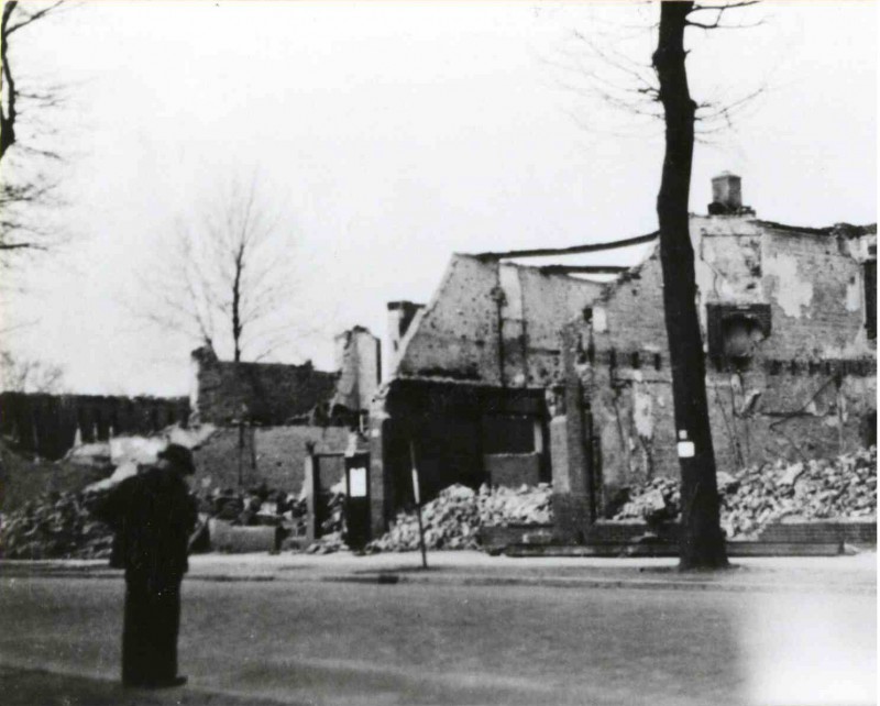 Haaksbergerstraat 22-2-1944 Getroffen panden na bombardement; kerk links Bethelkerk.jpg