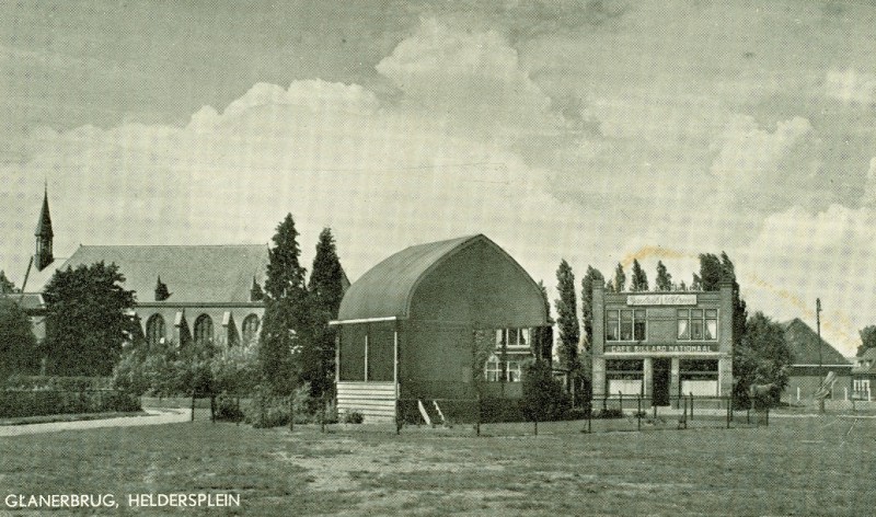 Glanerbrug. Heldersplein met muziekkoepel en op de achtergrond de R.K. kerk aan de Kerkstraat en rechts Café Billard Nationaal gezien vanaf de Gronausestraat..jpg