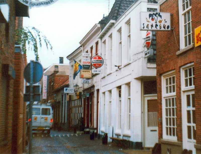 Stadsgravenstraat met uiterst links pub Remember en rechts cafe San Remo 1986.jpg