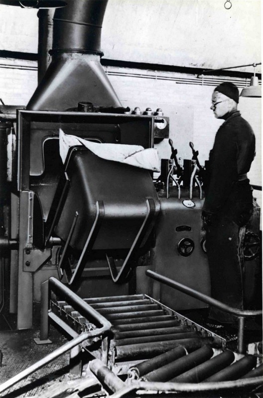 Binnenhaven 1950 Produktie van autobanden bij Autobandenfabriek fa. Vredestein..jpg