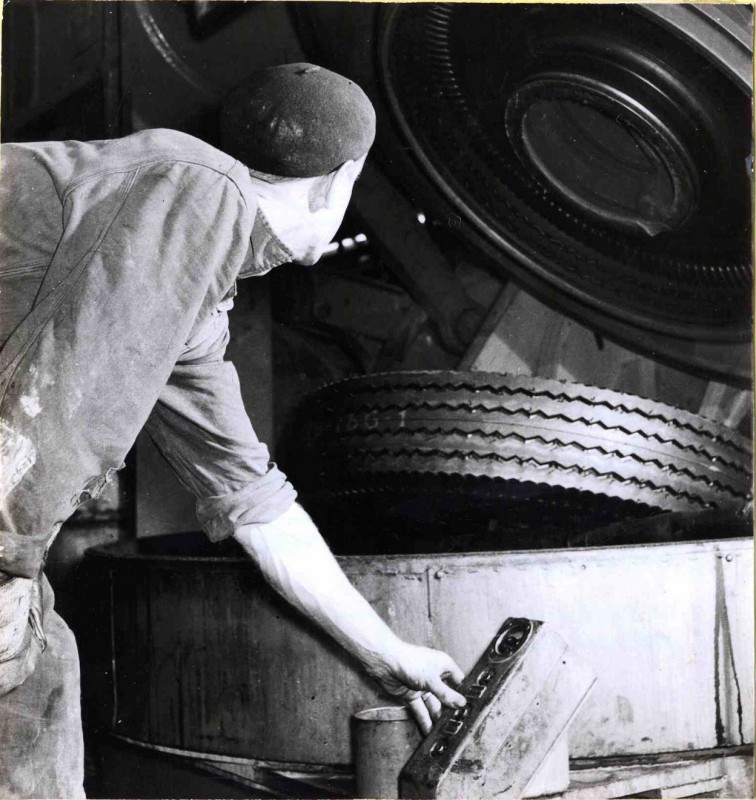 Binnenhaven 1950 Produktie van autobanden bij Autobandenfabriek fa. Vredestein; bandenpers..jpg