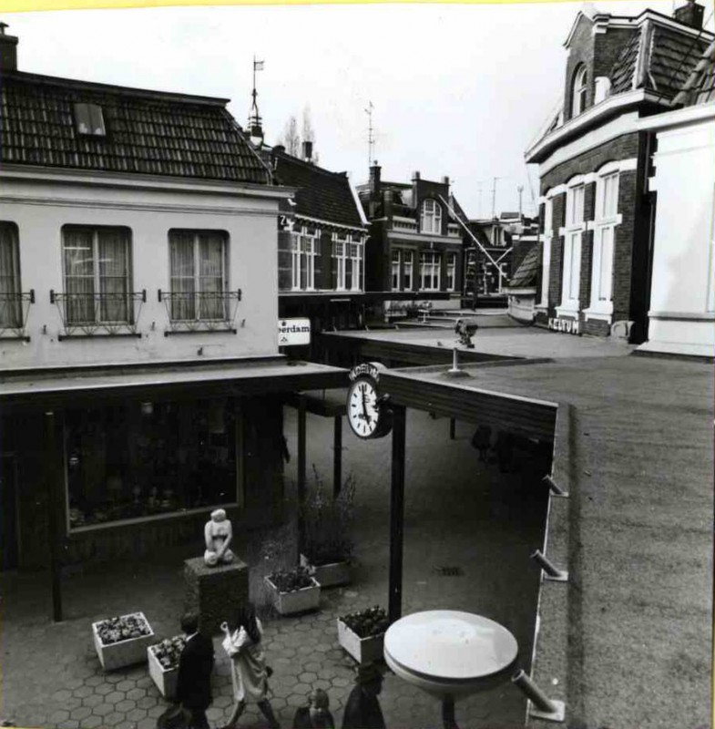 Haverstraatpassage richting Noorderhagen , splitsing Stadsgravenstraat (links), winkels Stolker. 1970.jpg