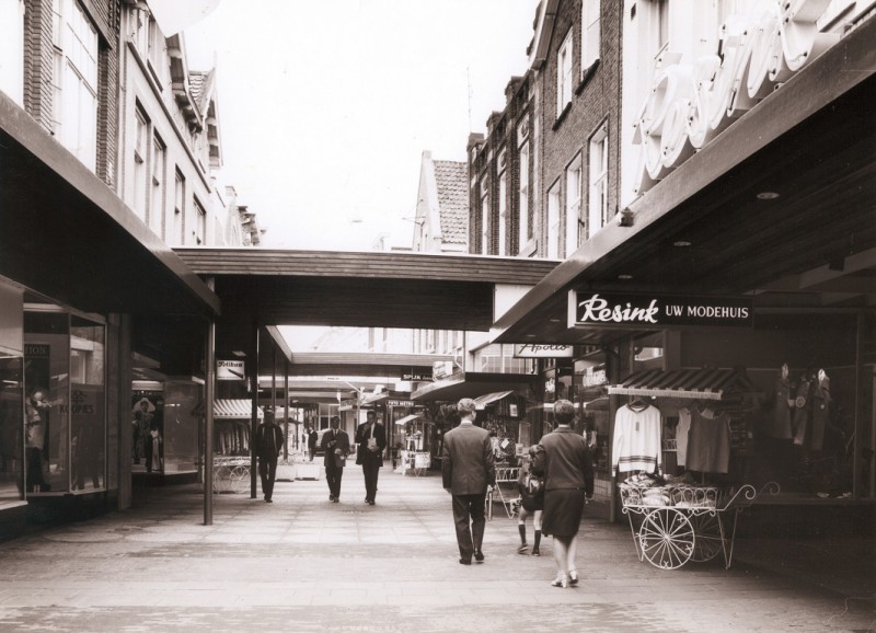 Haverstraatpassage met luifels. Zichtbaar zijn o.a. de winkels Modehuis Resink, Spijk Lederwaren en Foto Metro.jpg