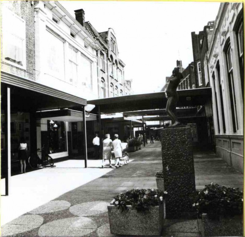 Haverstraatpassage 1970 Vanaf Markt richting Langestraat met standbeeld van jespers.jpg