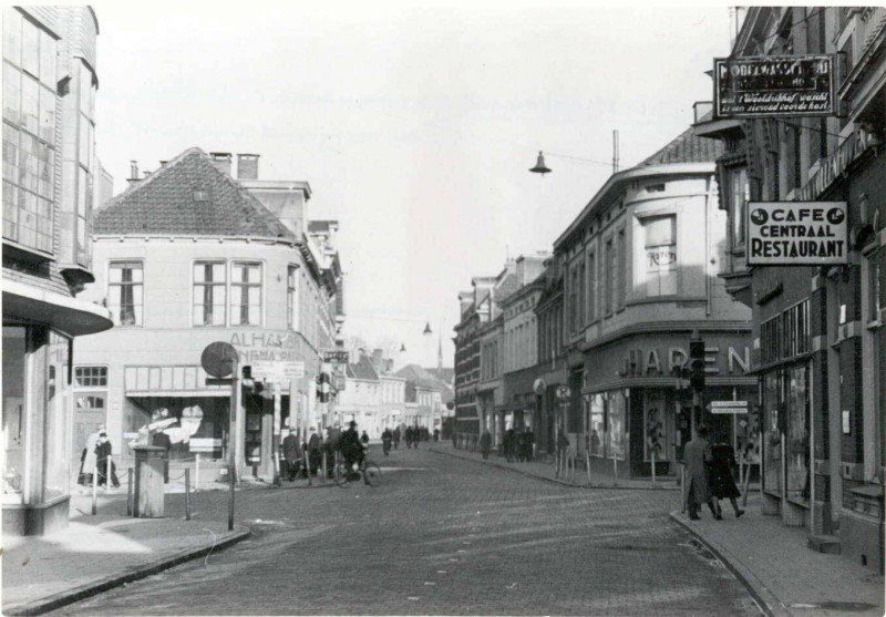 Oldenzaalsestraat kruispunt De Klomp Van Haren Kalanderstraat cafe Centraal. reclame Alhambra.jpg