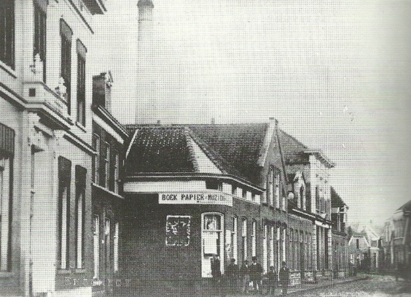 Haverstraat hoek Markt ca 1869. schoorsteen is van Blijdenstein  die in 1903 is gesloopt.jpg