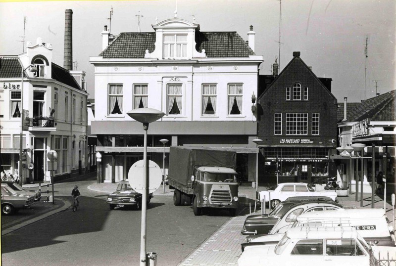 Markt 1970Leo Mazeland Hengelsport vroeger Apotheek Snuif nu cafe De Pimpelaar.jpg