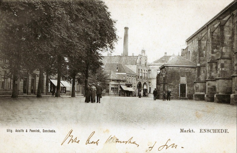 Markt Rechts de Jacobs kerk of ook wel de grote kerk met op de achtergrond de fabrieksschoorsteen van Menko daar waar nu de Irene promenade is..jpg