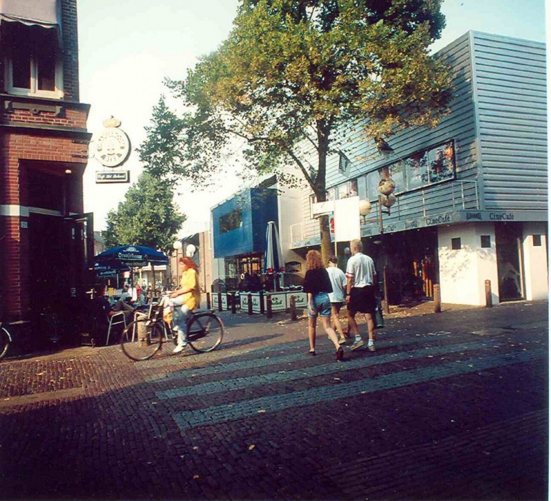 Stadsgravenstraat Rechts bioscoop Alhambra, links cafe Het Bolwerk.jpg