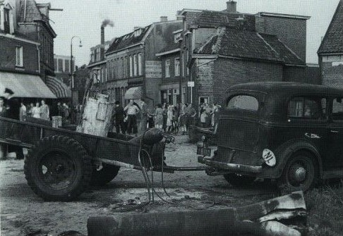 Alsteedsestraat smid Arens. Bij deze smederij Arens heeft zich in september 1949 een ernstig bedrijfsongeval voorgedaan..jpg