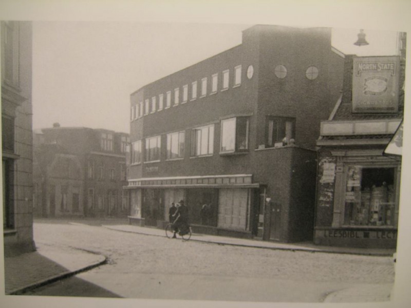 Alsteedsestraat hoek Willemstraat en Kalanderstraat januari 1944.jpg