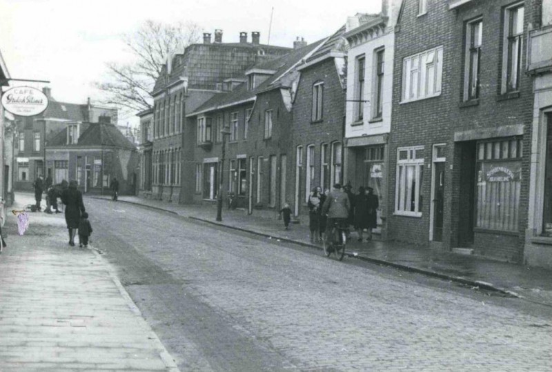Alsteedsestraat t.h.v. schoenmakerij Volksbelang, inkijk in de straat richting van het centrum. 1940.jpg