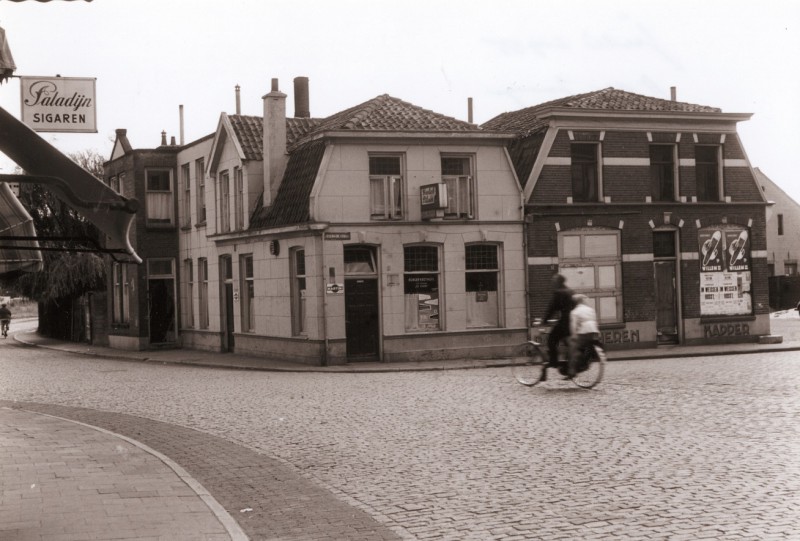 Alsteedsestraat juli 1955 Hoek Berkenkamp, gezien vanaf winkel van Meierman, metzicht op leegstaande panden van Burgerkosthuis en Pension De Kroon en Herenkapper ( Tönneke ).jpg
