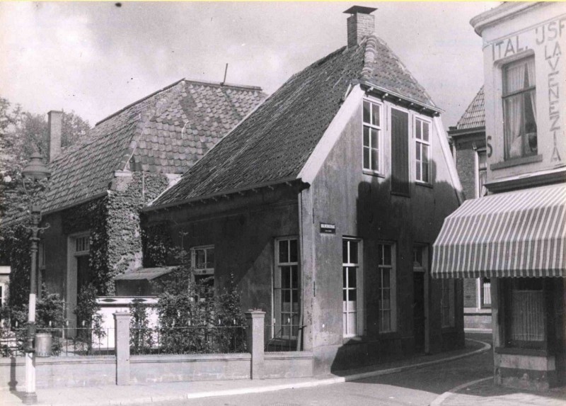 Bolwerkstraat hoek Markt met rechts ijssalon La Venezia. mei 1943.jpg