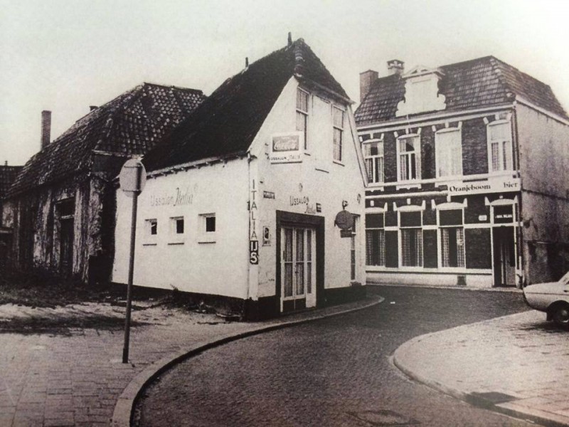 Stadsgravenstraat hoek Markt cafe Bolwerk en IJssalon Italia.jpg