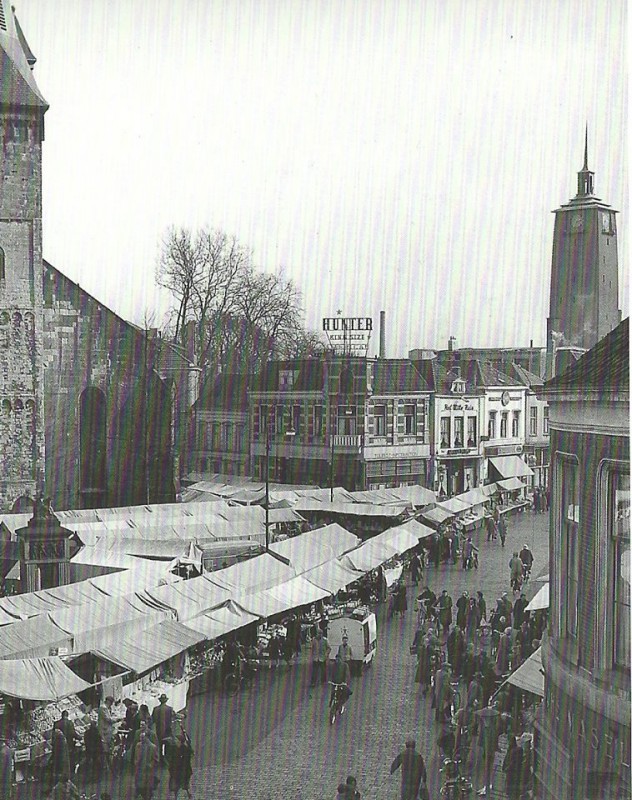 Markt markthandel rondom de Grote Kerk.(2).jpg