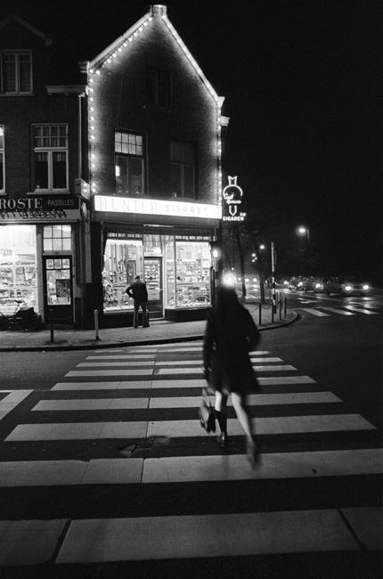 Haaksbergerstraat hoek Ripperdastraat Sigarenzaak Leeftink en links bakkerij Siebelink bij avond.jpg