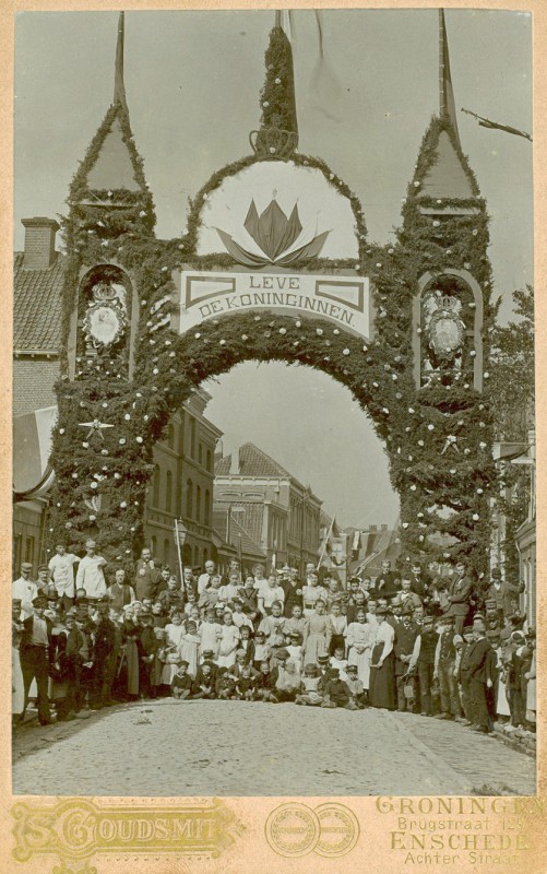 Achterstraat Versierde poort gemaakt ter ere van koninklijk bezoek.jpg